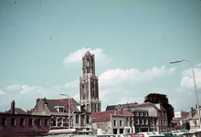 857624 Gezicht op de Domtoren te Utrecht, met op de voorgrond de huizen aan de Strosteeg.
